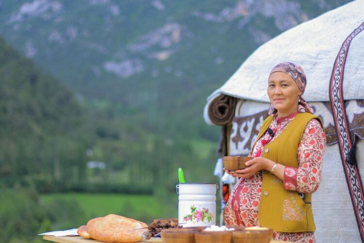 🏔”Падыша-Ата” туристтик жайы конокторго байыркы кыргыздардын жашоосуна сүңгүп, нукура боз үйдө – салттуу көчмөндөрдүн турак-жайында жашоого, жашыл жана таза жаратылыштан ырахат алууга, ата-бабаларыбыздын кулинардык даамдарына сүңгүүгө жана алардын ден соолугун чыңдоого мүмкүн берет.